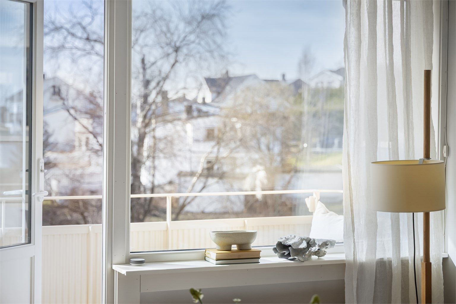 I og med at leiligheten ligger i byggets andre etasje er det lite direkte innsyn til leiligheten