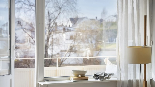I og med at leiligheten ligger i byggets andre etasje er det lite direkte innsyn til leiligheten