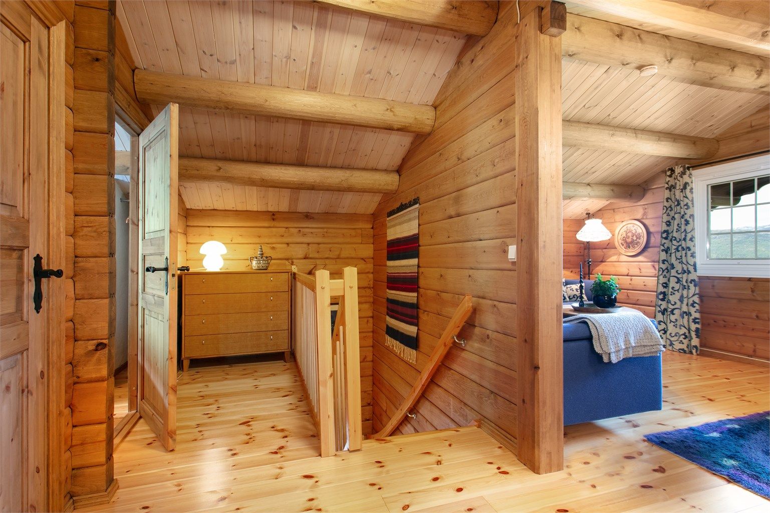 Loftsetasjen inneholder loftstue, to soverom og et lagerrom.