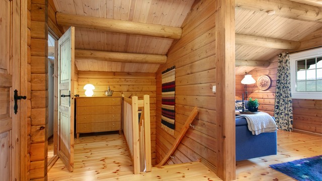 Loftsetasjen inneholder loftstue, to soverom og et lagerrom.