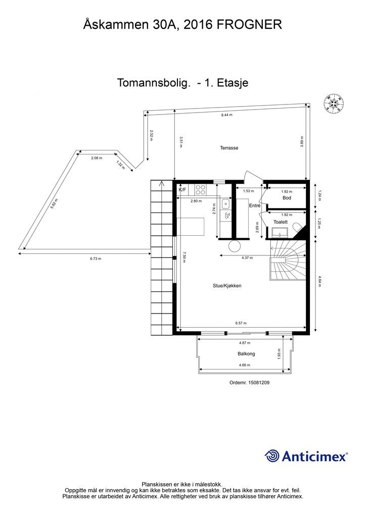 Første etasje rommer de sosiale sonene, med en åpen stue- og kjøkkenløsning, entré, toalettrom og en praktisk innvendig bod.