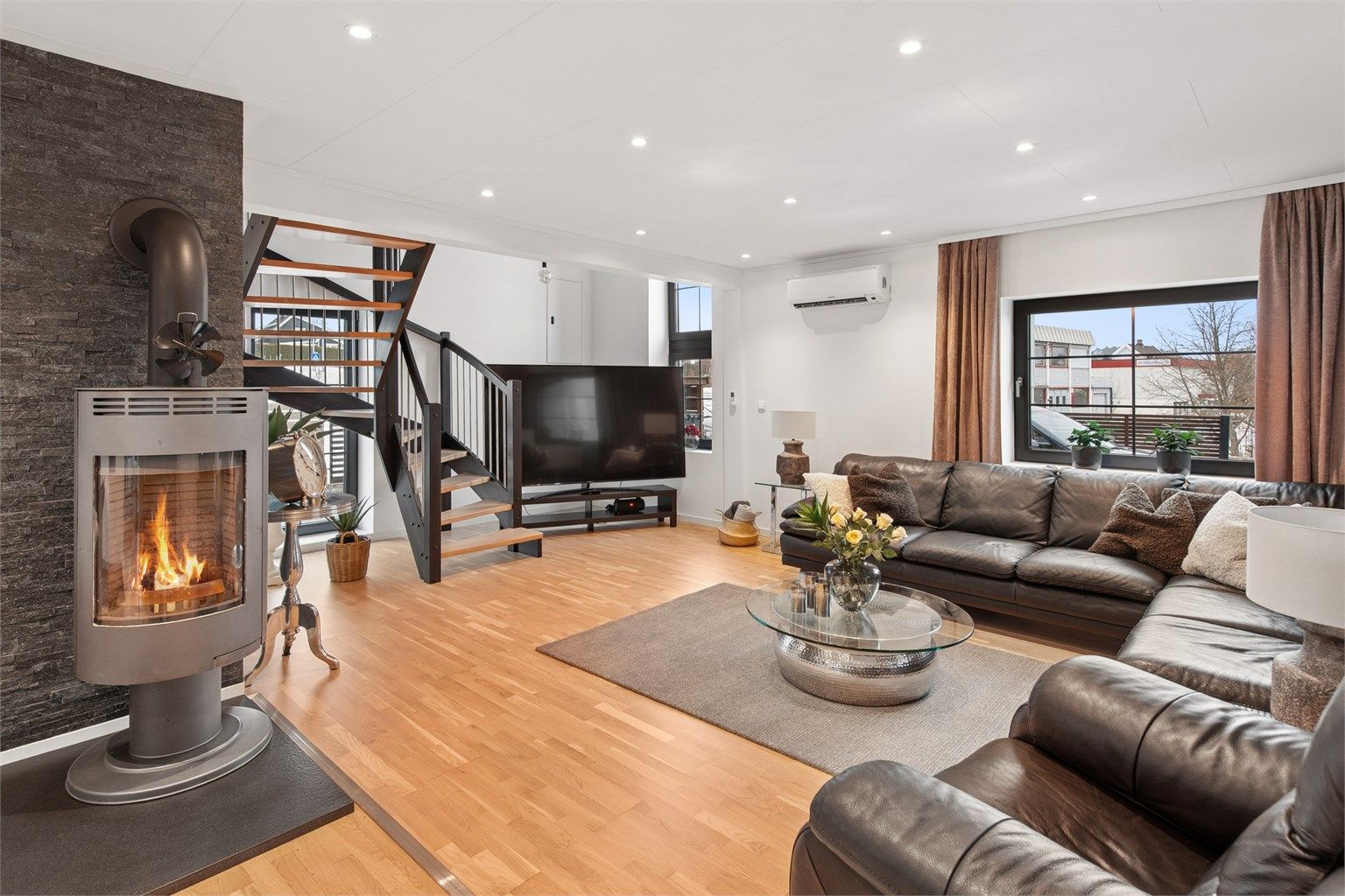 Det er godt med gjennomgående lys i 1. etasje. 