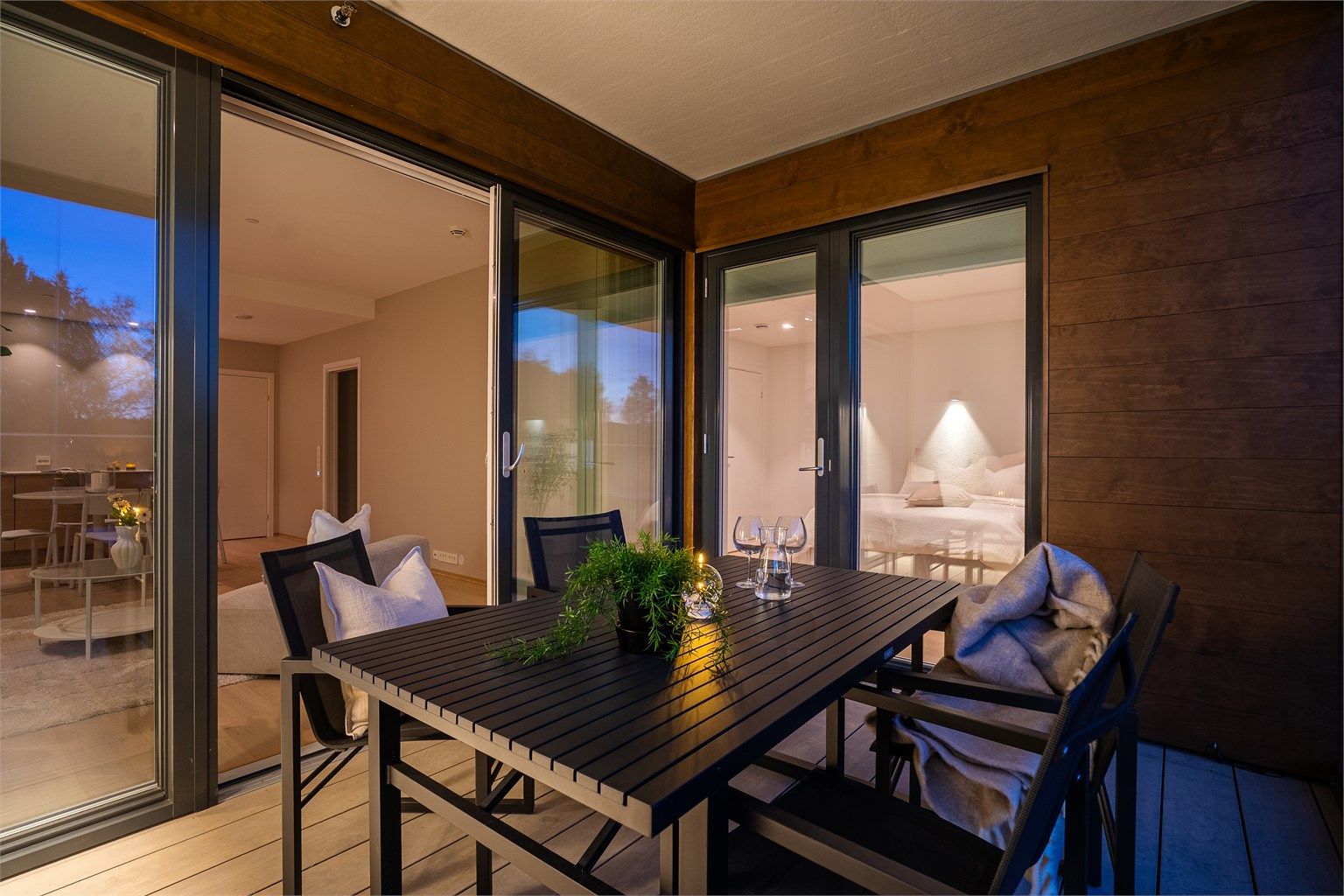 Balkongen gir en lun uteplass som også kan benyttes utover høsten. 