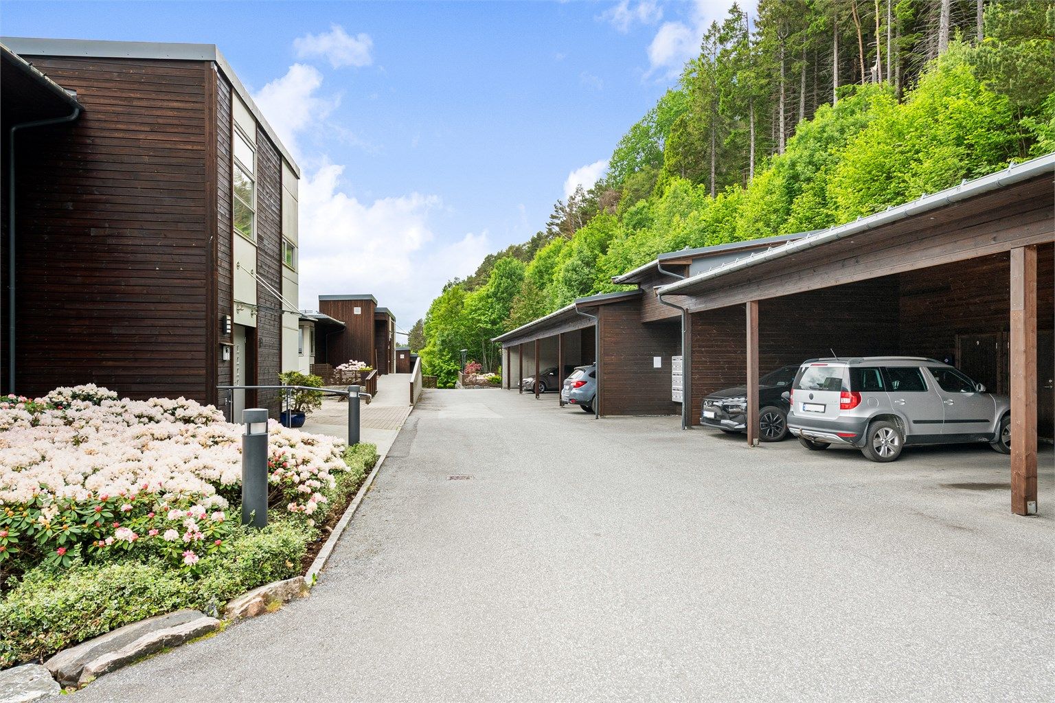 I bakkant av carporten følger en privat bod på 5 m² for ekstra lagring.