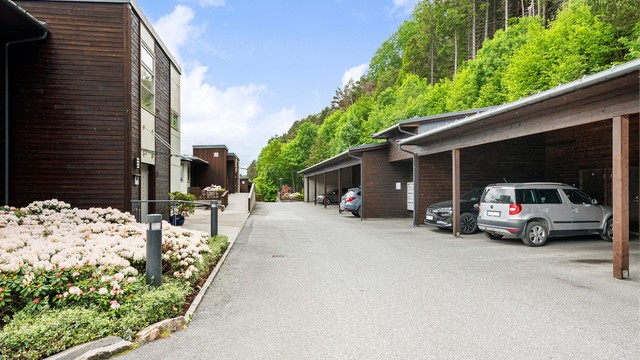 I bakkant av carporten følger en privat bod på 5 m² for ekstra lagring.