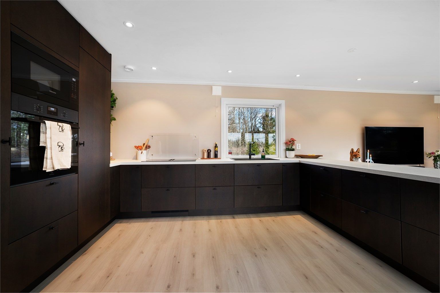 Kjøkkenet fra 2025 har slette fronter og er fullt utstyrt med nye, integrerte hvitevarer som medfølger handelen.