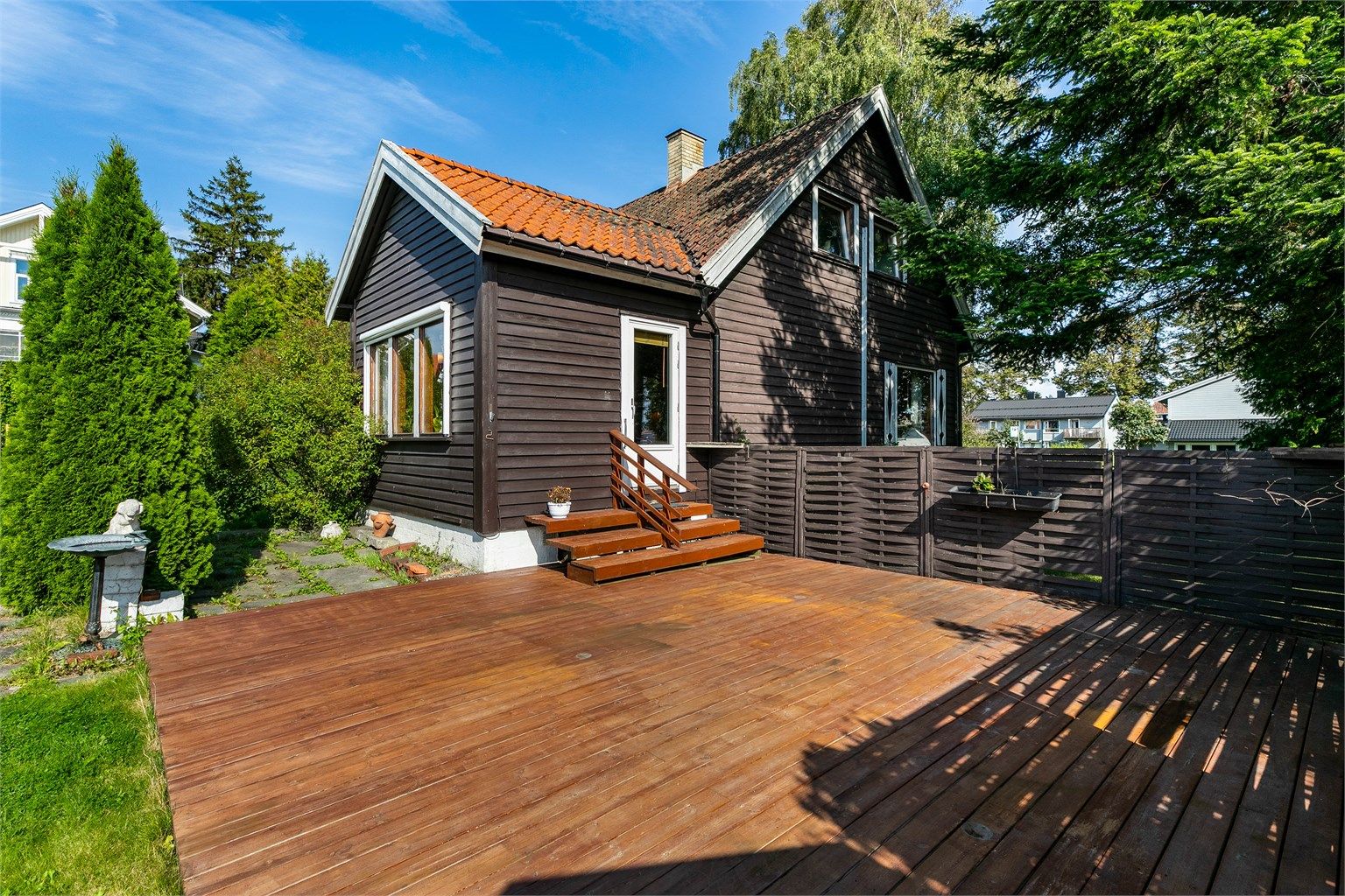 Markterrassen er på romslige 35 kvm. og ble rundt 2021 oppgradert med nytt gulv.