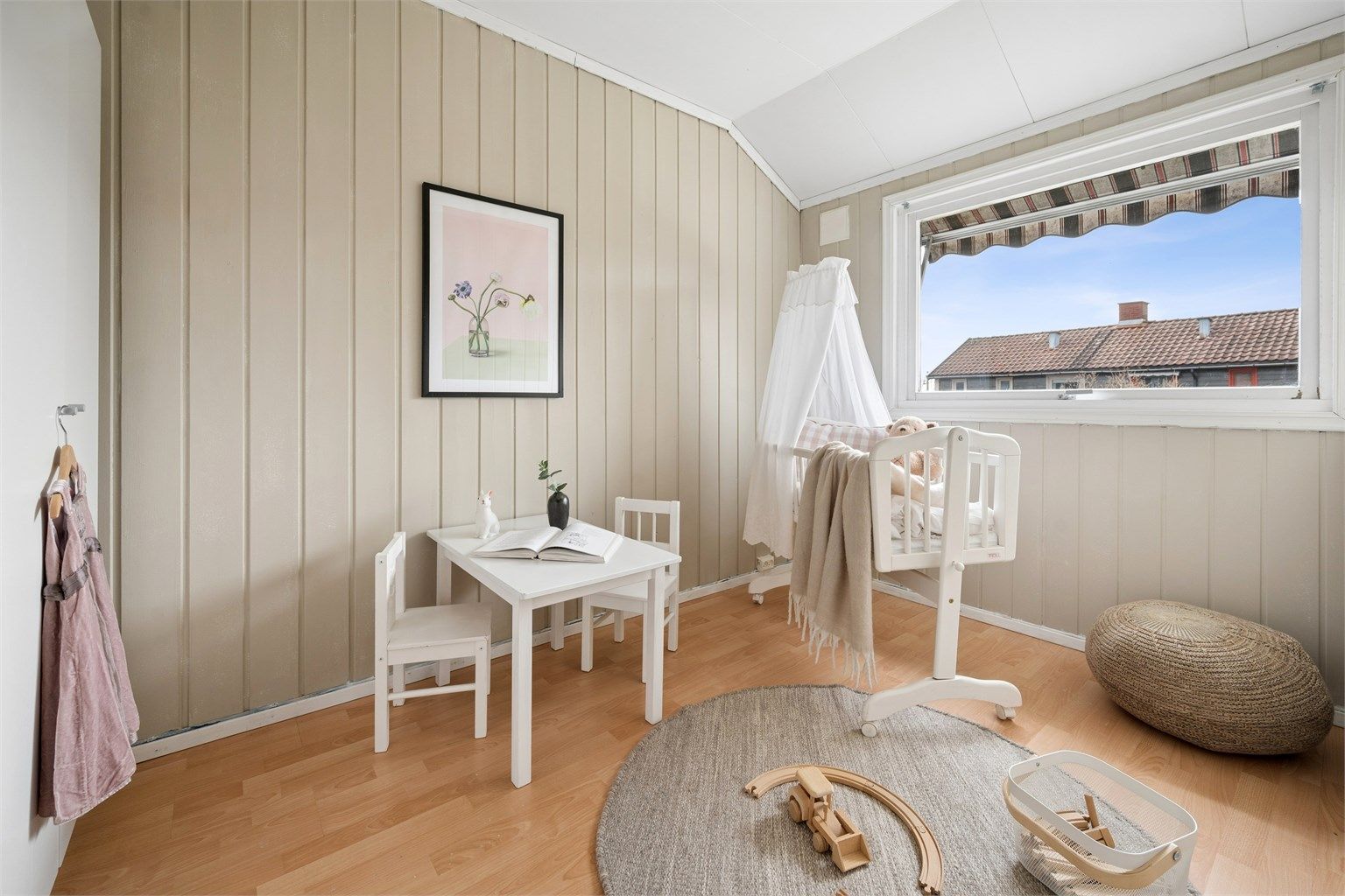 Soverom nr. 3 -et hyggelig barnerom med innebygget garderobeløsning. 