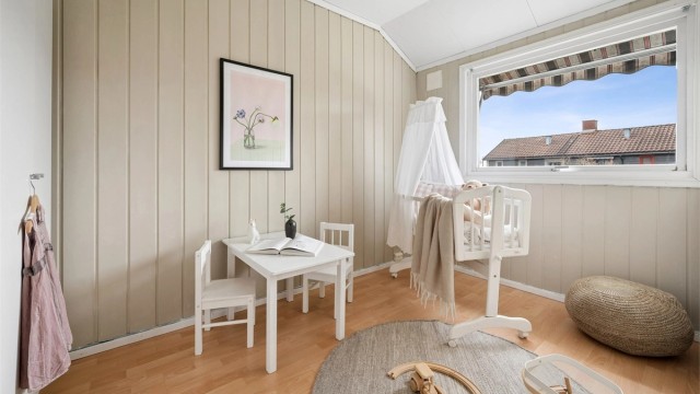 Soverom nr. 3 -et hyggelig barnerom med innebygget garderobeløsning.