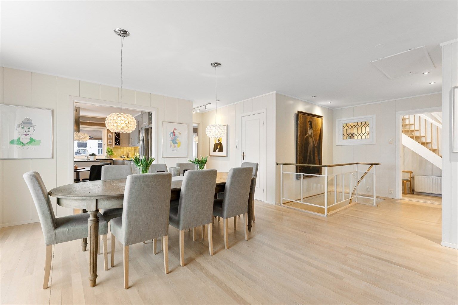 Spisestuen er et naturlig samlingspunkt mellom stue og kjøkken, med god plass til langbord.