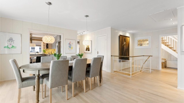 Spisestuen er et naturlig samlingspunkt mellom stue og kjøkken, med god plass til langbord.