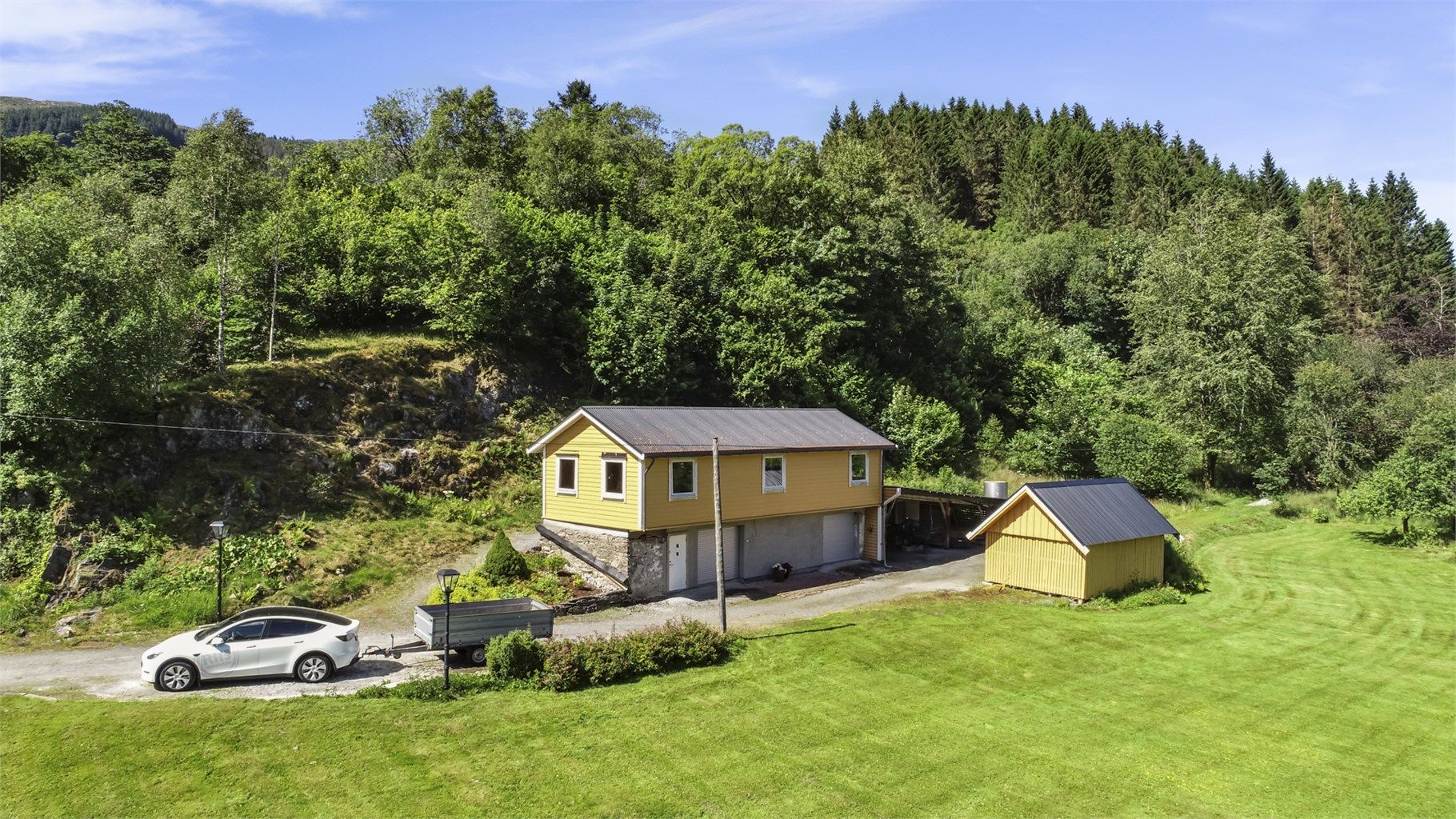 Innholdsrikt uthus med verksted, slakterom, kjølerom og redskapsskjul. Dette gir en fleksibilitet som sjelden tilbys.