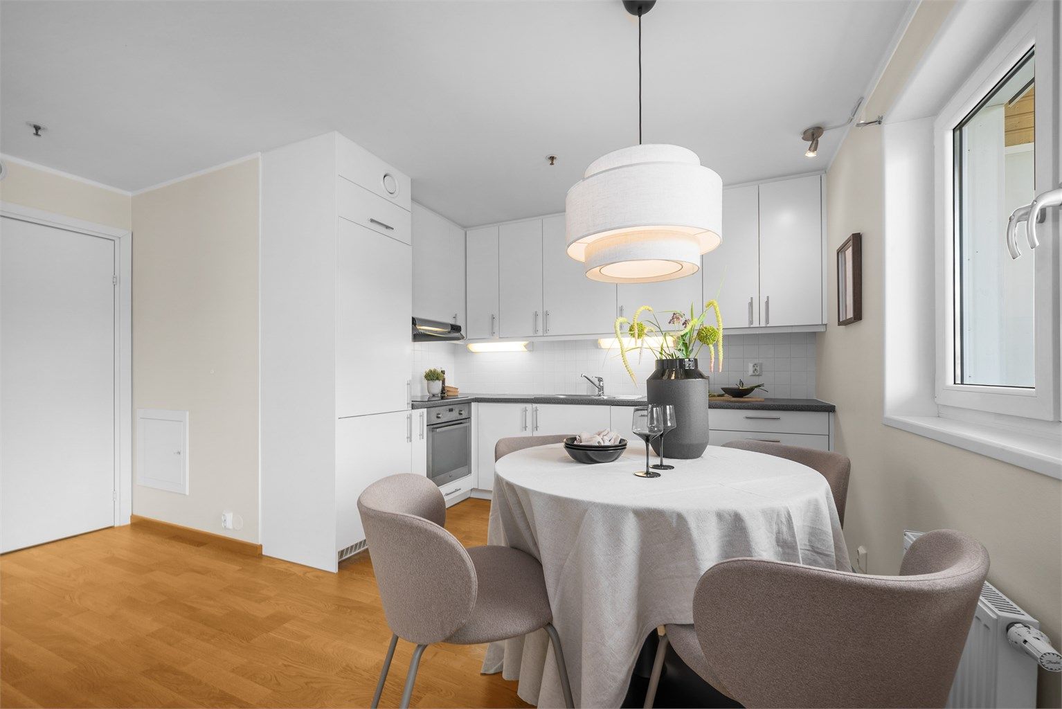 Stilrent kjøkken med innredning i glatte fronter og benkeplate av laminat.