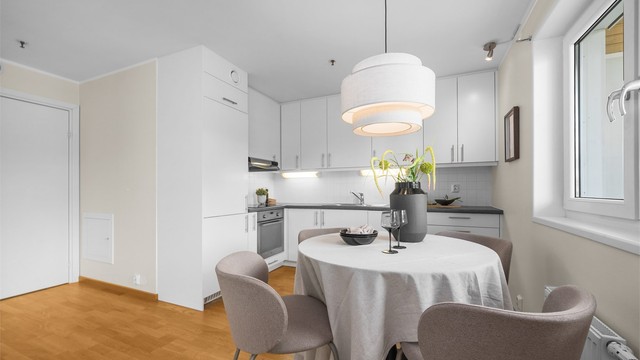 Stilrent kjøkken med innredning i glatte fronter og benkeplate av laminat.