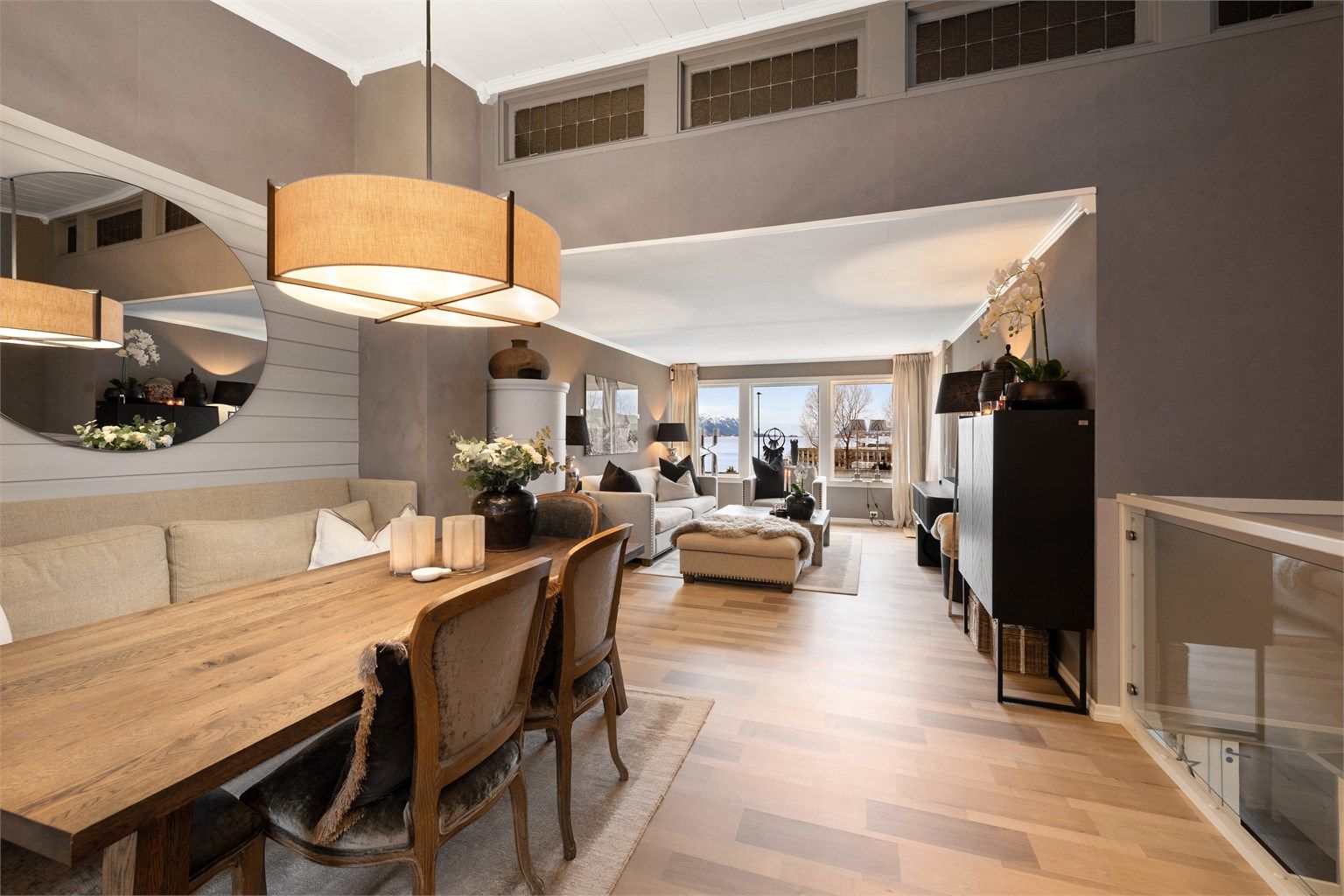 Fra spisestuen er det en naturlig flyt videre inn mot stuen  