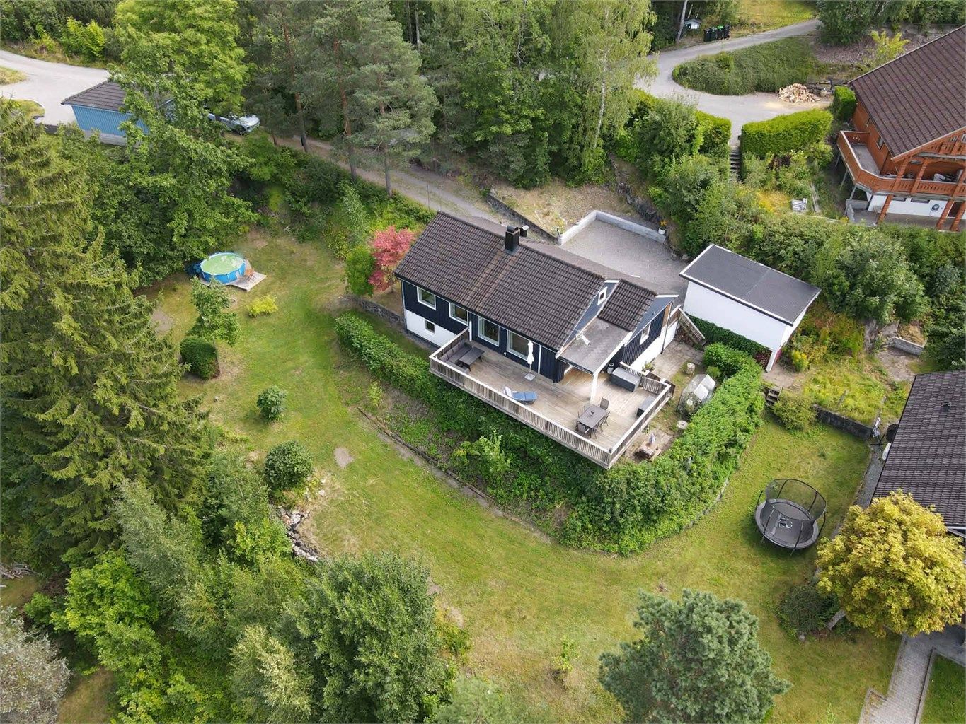 Stor hage med god plass for lek og aktiviteter, som trampoline eller basseng.