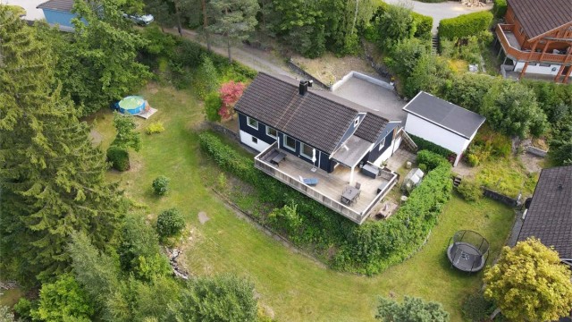 Stor hage med god plass for lek og aktiviteter, som trampoline eller basseng.