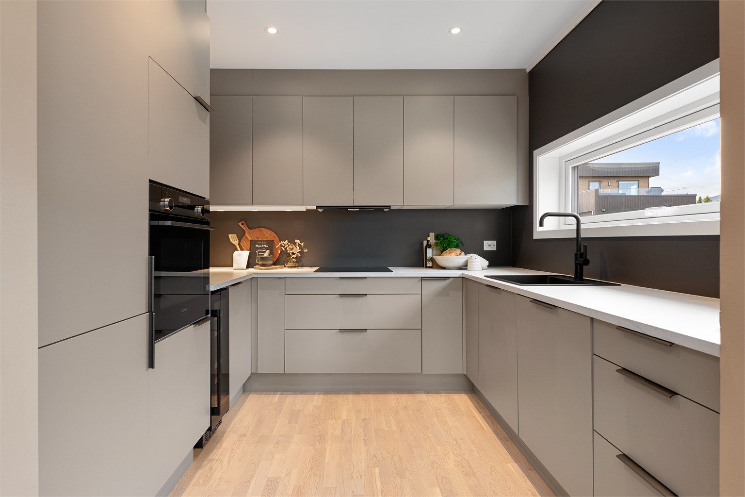 Moderne kjøkkeninnredning fra HTH med glatte fronter og  laminat benkeplate. En del oppgraderinger fra standardleveransen hos Block Watne 