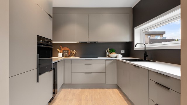 Moderne kjøkkeninnredning fra HTH med glatte fronter og laminat benkeplate. En del oppgraderinger fra standardleveransen hos Block Watne