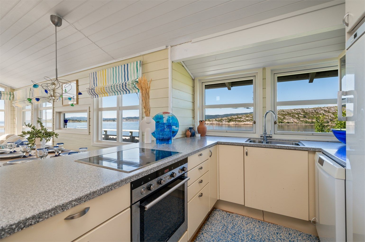 Kjøkkenet har rikelig med skap- og benkeplass å boltre seg på. Kjøleskap, fryser og komfyr medfølger handelen i følge selger. 