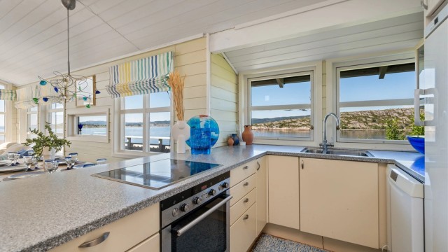 Kjøkkenet har rikelig med skap- og benkeplass å boltre seg på. Kjøleskap, fryser og komfyr medfølger handelen i følge selger.