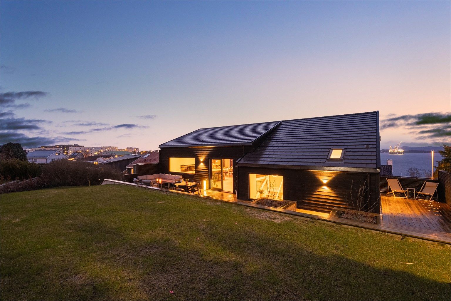 Meget flott og nyere enebolig m/fantastisk sjøutsikt og solrik tomt. 4 sov, 2 bad, 2 stuer, vaskerom. Garasje på 60 kvm.
