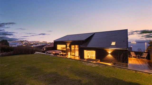 Meget flott og nyere enebolig m/fantastisk sjøutsikt og solrik tomt. 4 sov, 2 bad, 2 stuer, vaskerom. Garasje på 60 kvm.