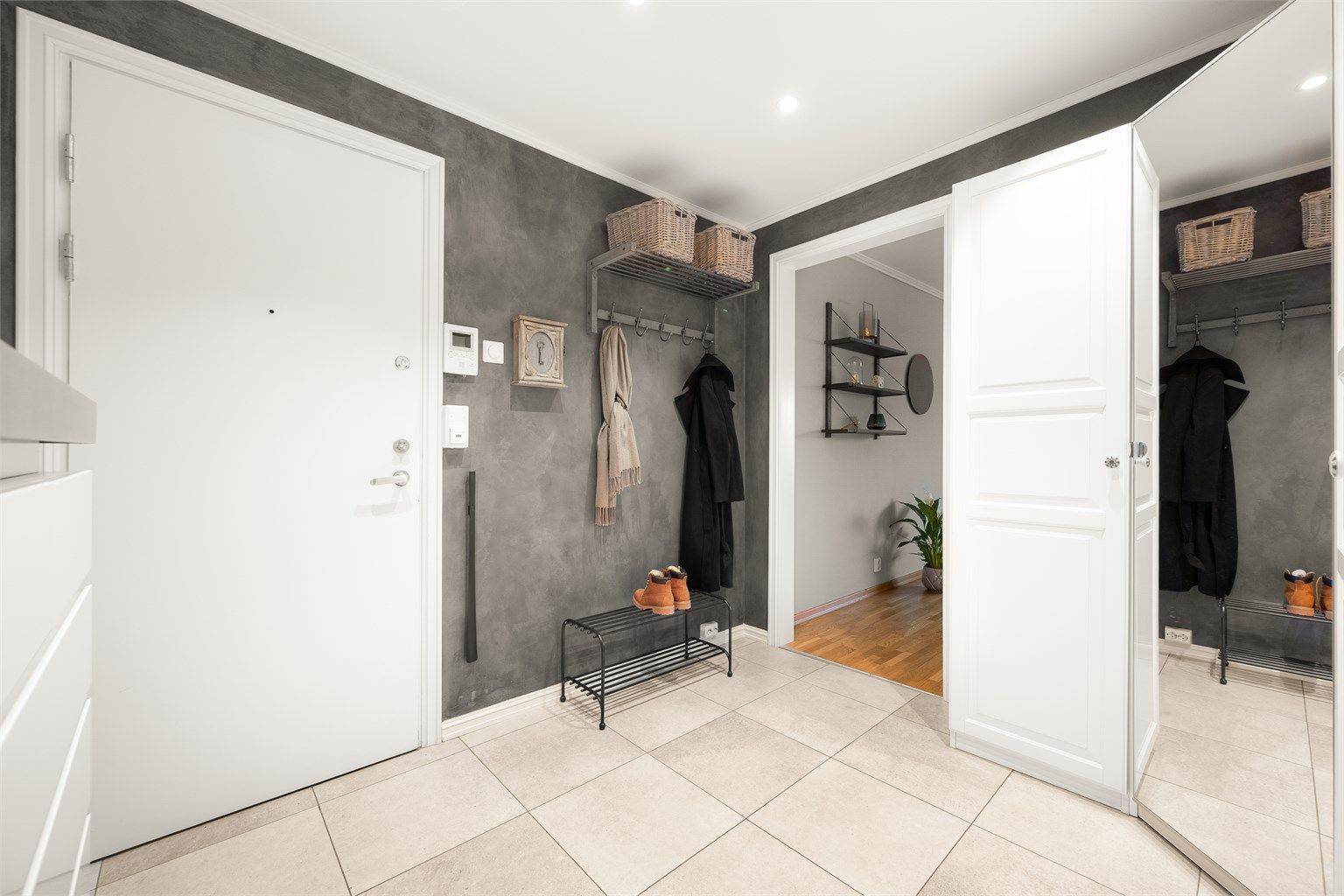 Innbydende entré med flislagt gulv og behagelig gulvvarme.