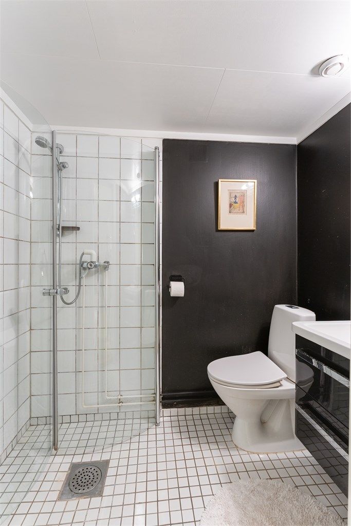 Bad i kjelleretasjen med flislagt gulv og varmekabler.