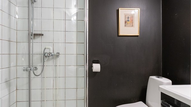 Bad i kjelleretasjen med flislagt gulv og varmekabler.