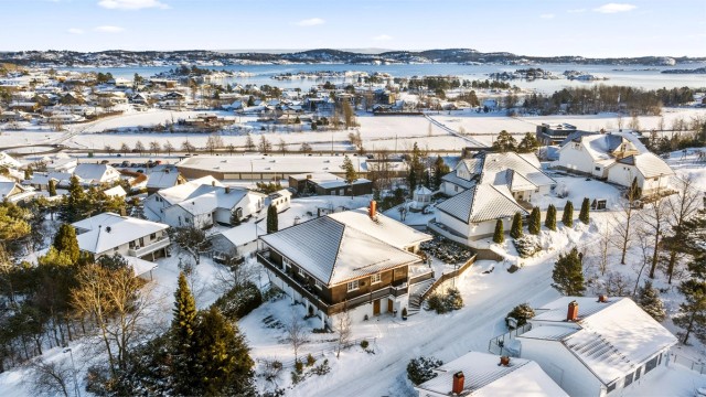 Høyt og frittliggende villa med fantastiske solforhold