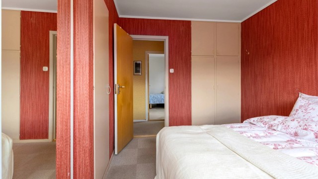 Soverommet har finèrdører, som er gjennomgående for de innvendige dørene i boligen. skap dør til venstre er opp til loft.