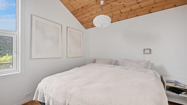 Soverom I er brukt som hovedsoverom og er av god størrelse. Det er plass til stor seng og nattbord.