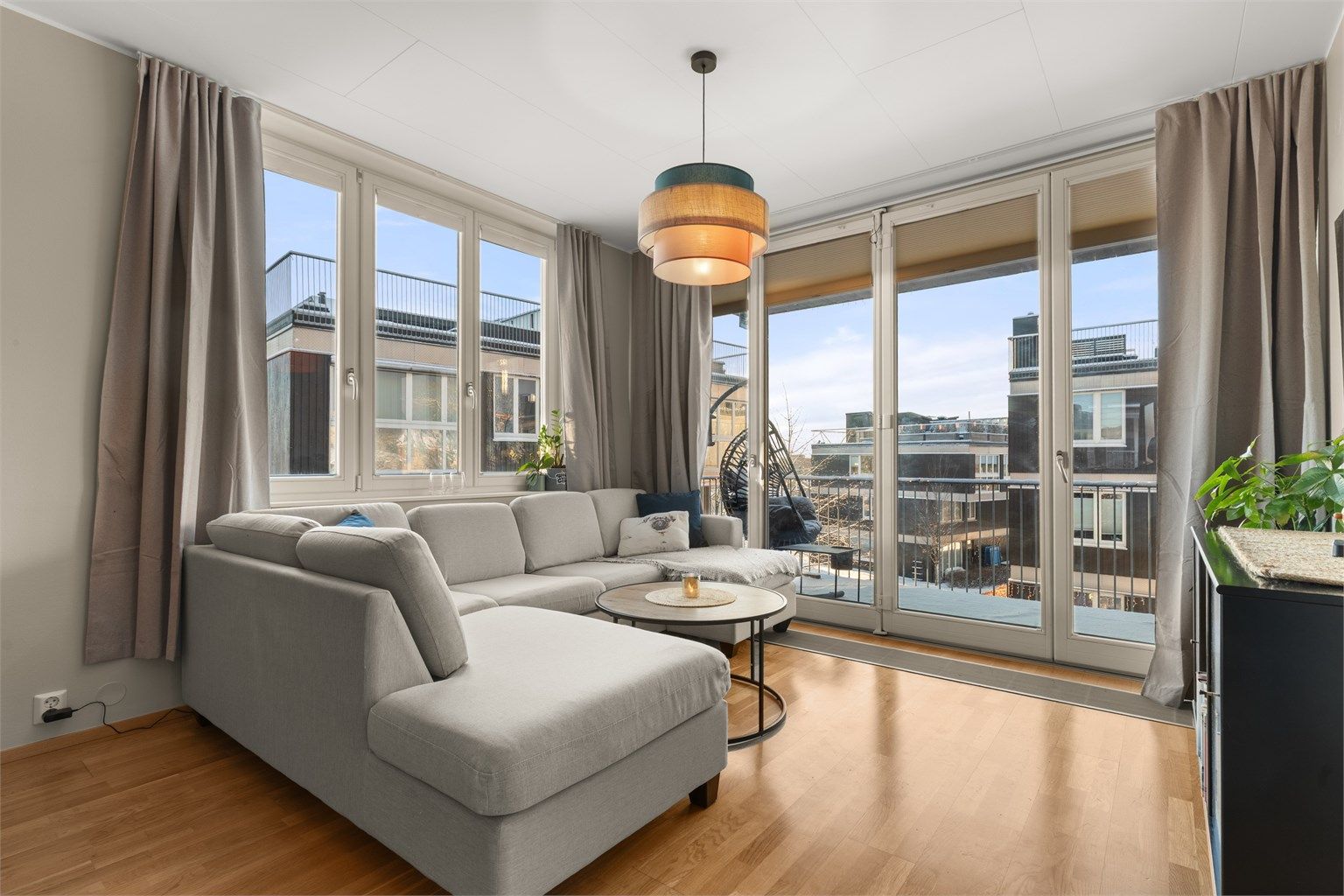 Det er rikelig med lysinnslipp gjennom store vindusflater som skaper en åpen og luftig romfølelse.