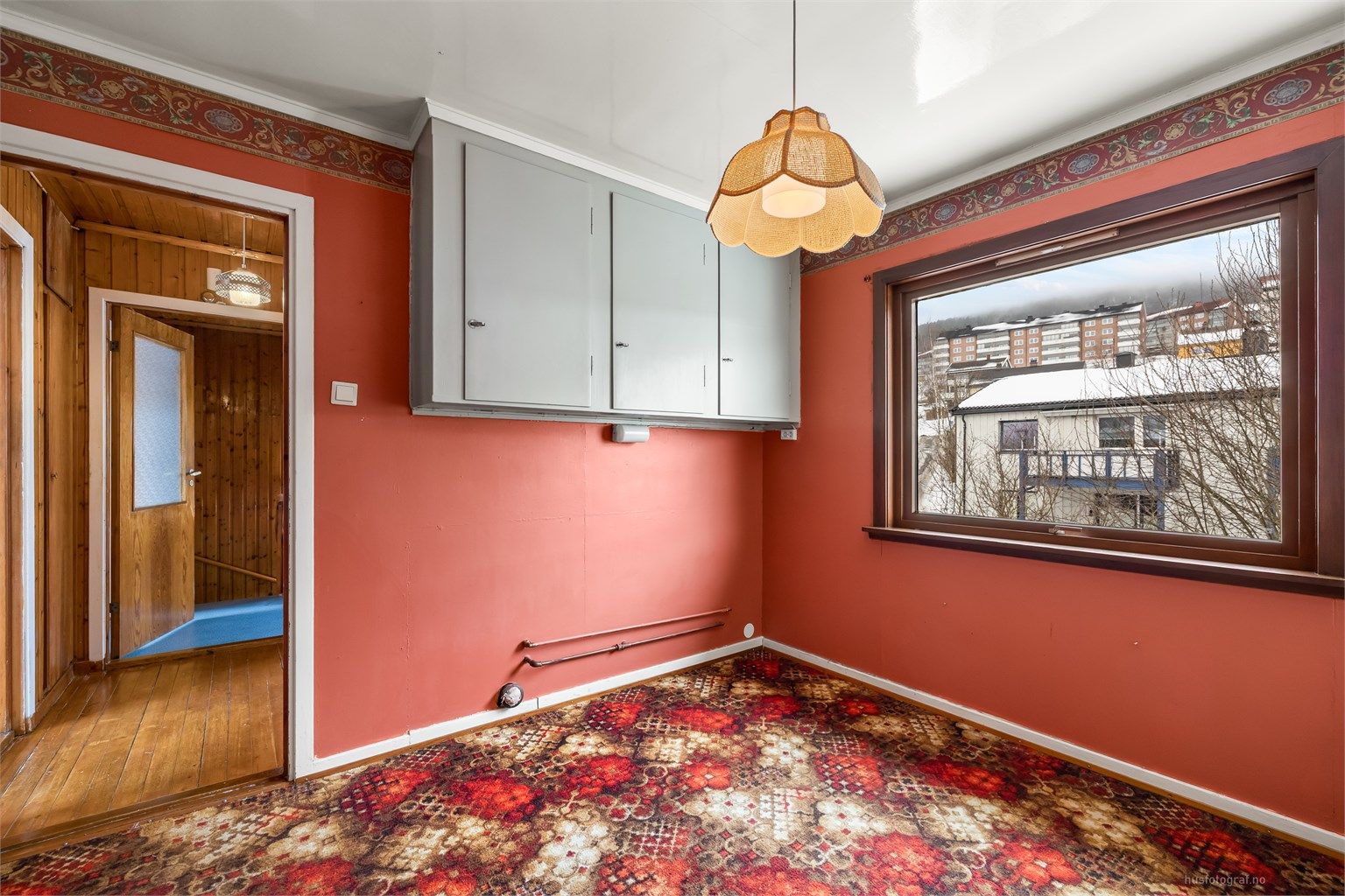 Også dette soverommet har smarte løsninger for oppbevaring.