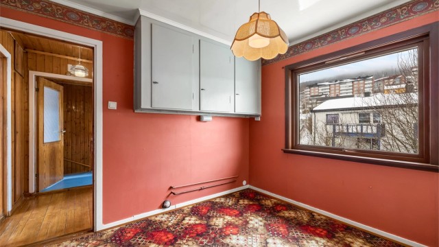 Også dette soverommet har smarte løsninger for oppbevaring.