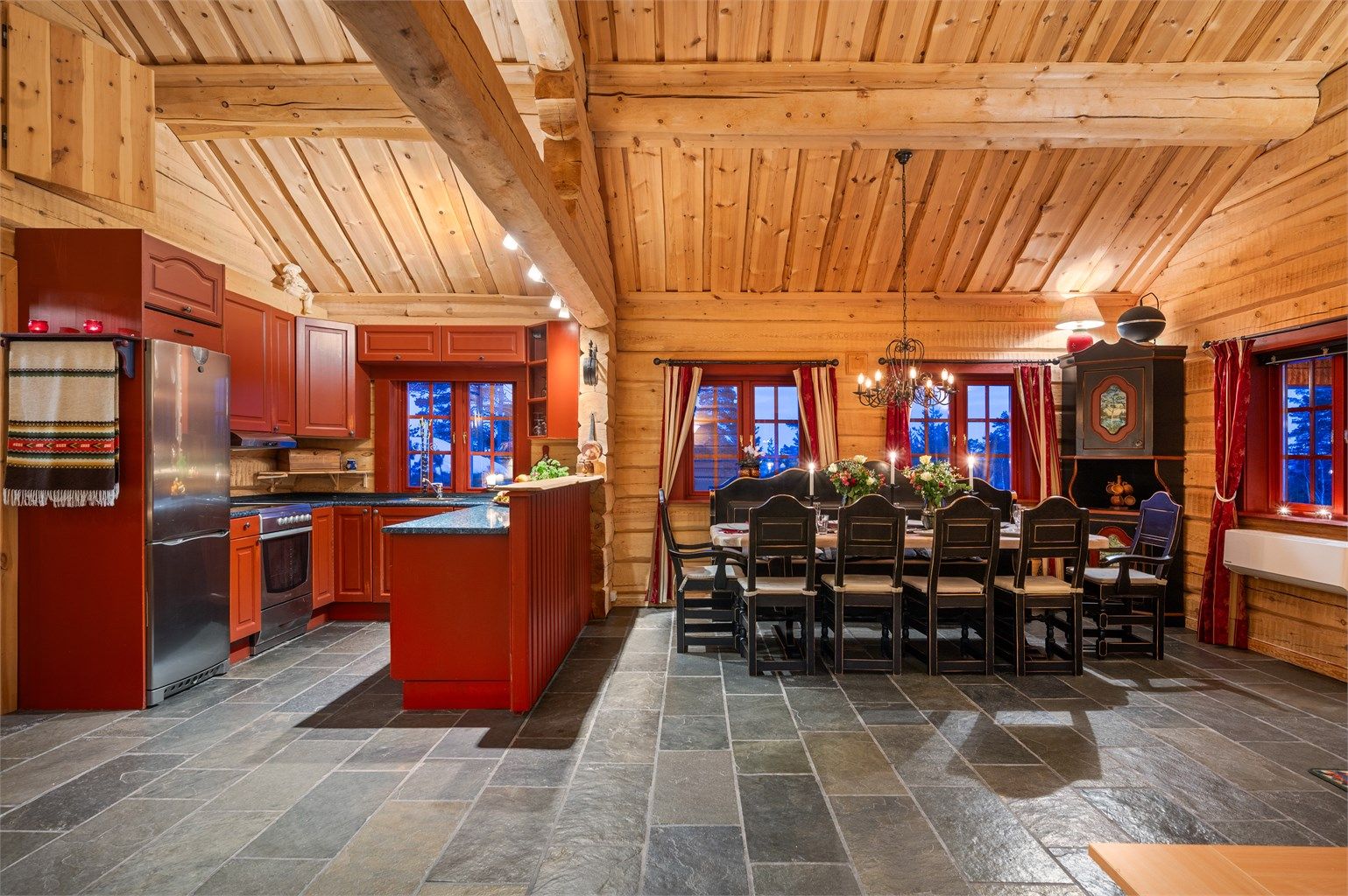 Hytta har ei romslig stue med åpen takrøst, og god plass til flere møbelgrupper. Det fleste gulv har varmekabler. 