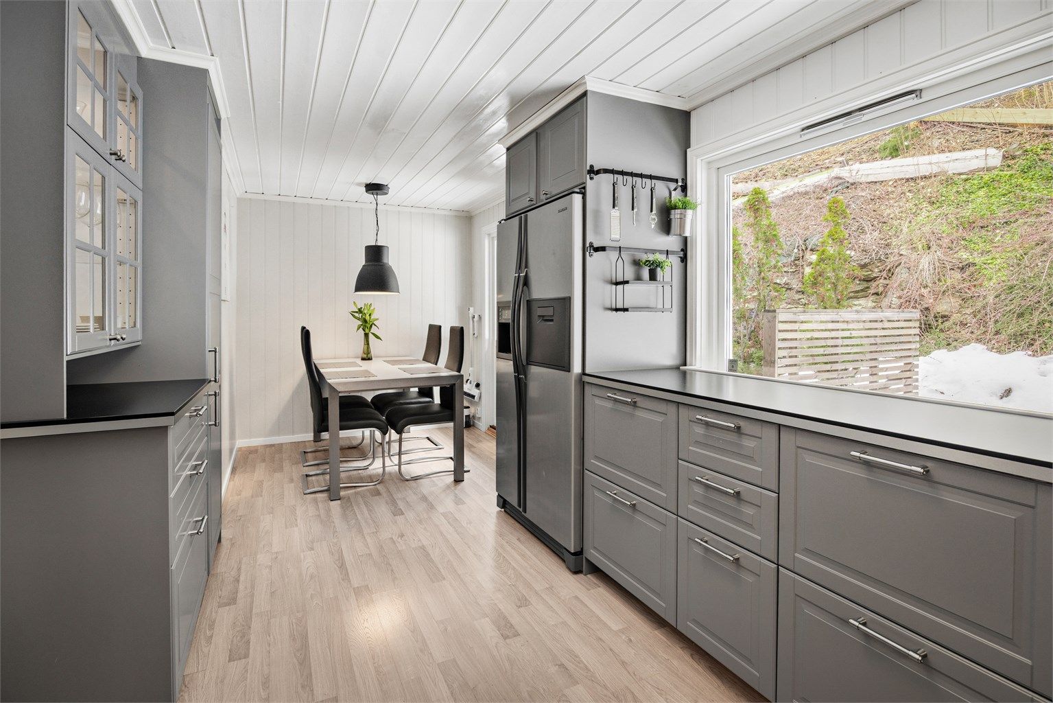 Plass kjøkkenbord og utgang til terrassen på baksiden av huset