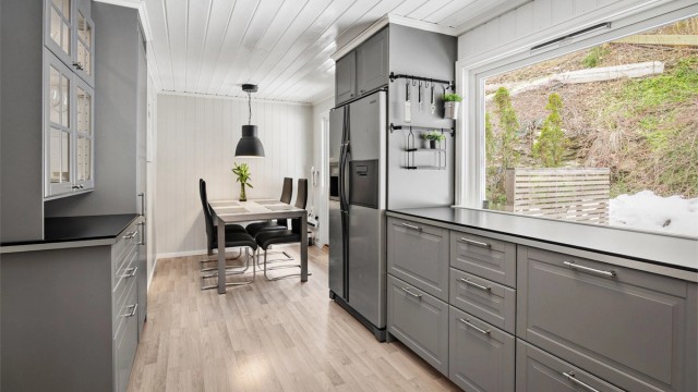 Plass kjøkkenbord og utgang til terrassen på baksiden av huset