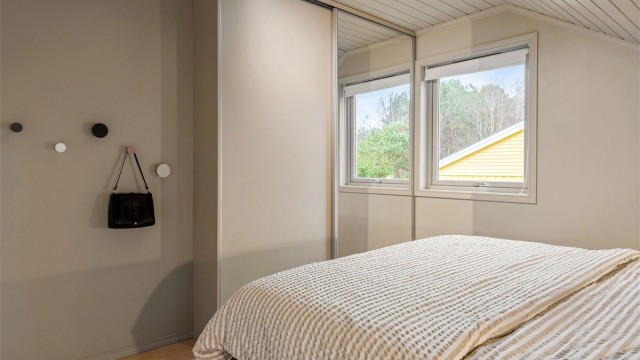 Et lunt og godt soverom med plass til dobbeltseng og tilhørende møblement.