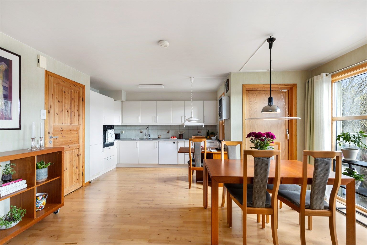 Kjøkkenet har god plass til spisebord og direkte utgang til en stor og solrik uteplass.