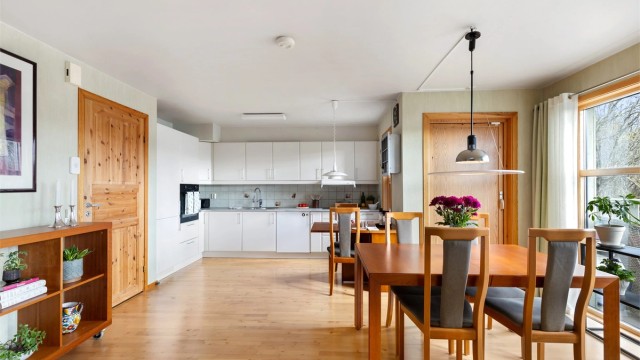 Kjøkkenet har god plass til spisebord og direkte utgang til en stor og solrik uteplass.