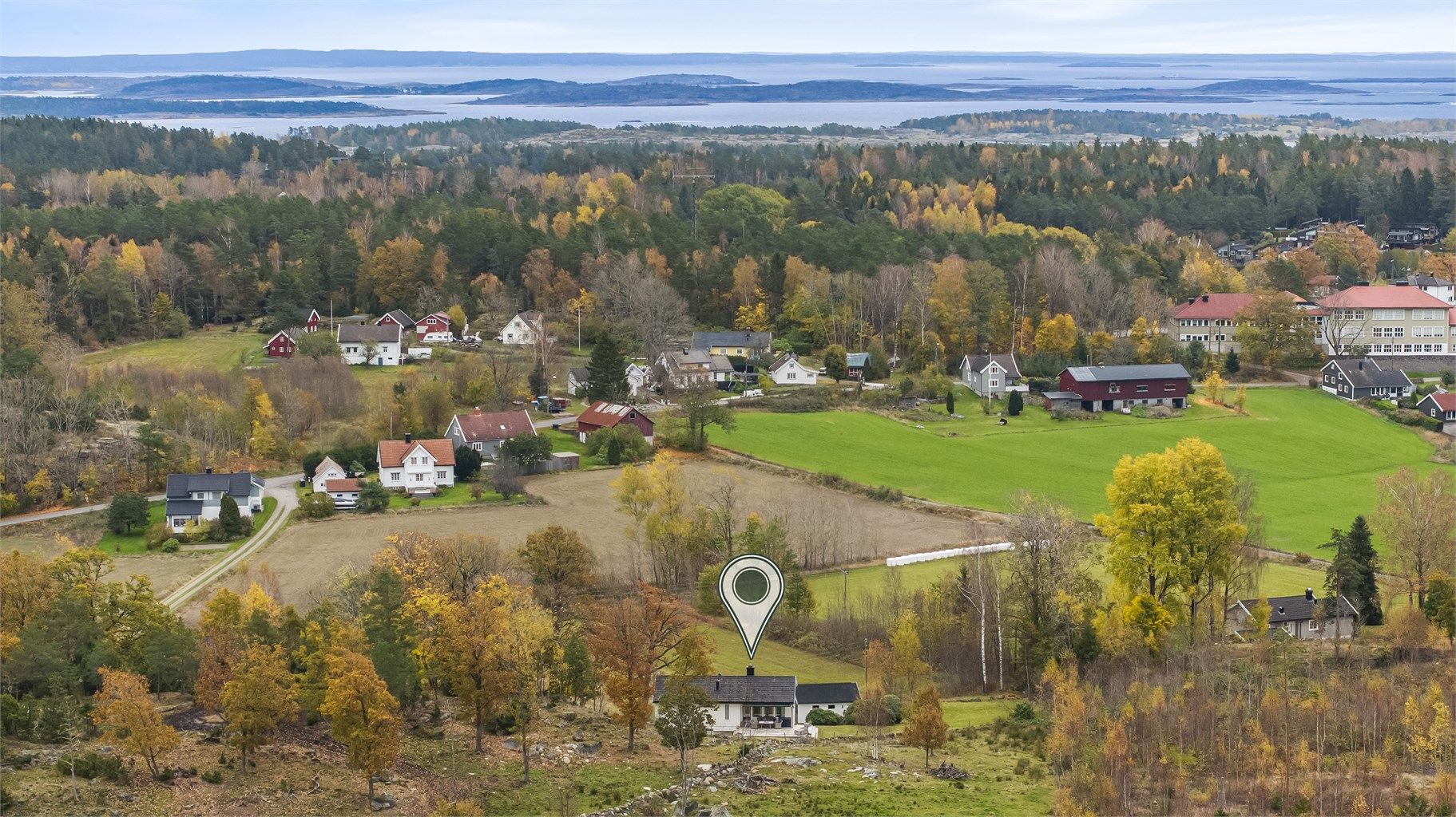Torød skole ses i bakgrunnen. 
