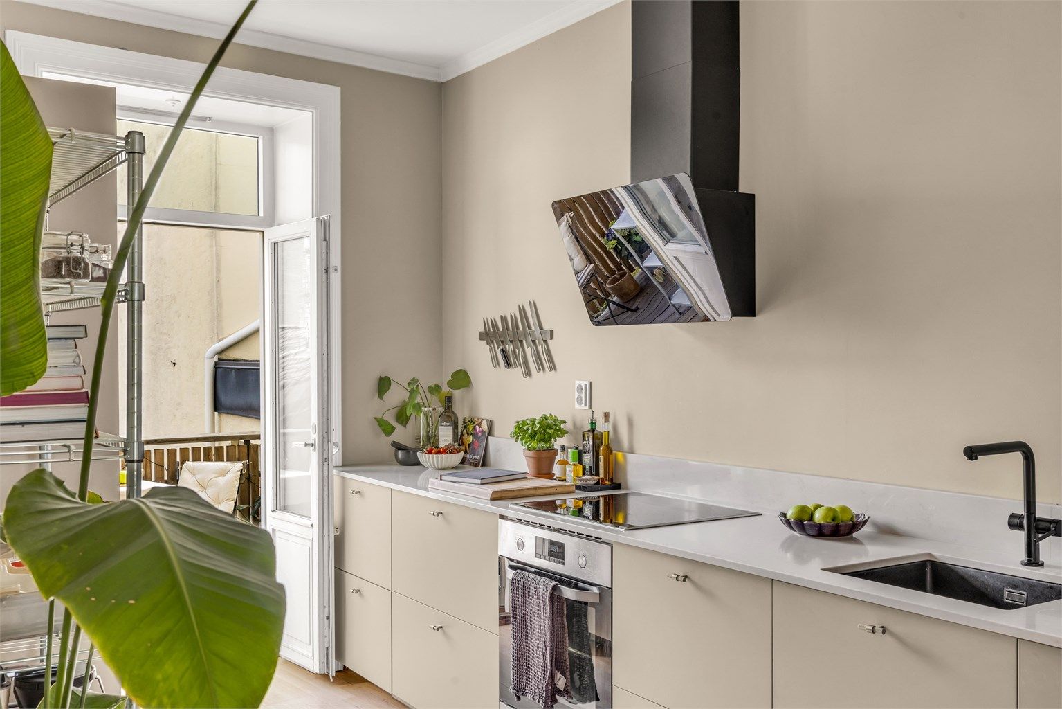 Kjøkkenet er utstyrt med integrerte hvitevarer (stekeovn, platetopp, oppvaskmaskin og kjøleskap med fryser) som gir kjøkkenet et godt helhetsuttrykk.