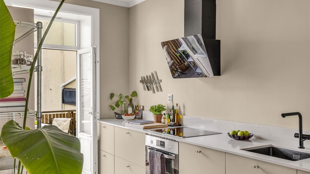 Kjøkkenet er utstyrt med integrerte hvitevarer (stekeovn, platetopp, oppvaskmaskin og kjøleskap med fryser) som gir kjøkkenet et godt helhetsuttrykk.