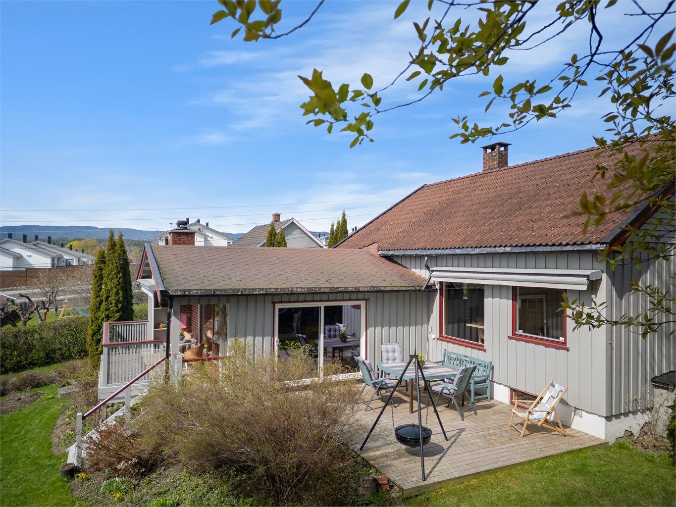 Fin uteplass på terrasse på ca. 35 kvm med god plass til utemøbler