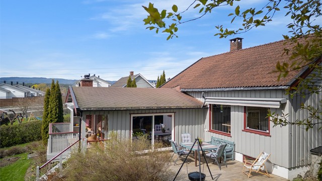 Fin uteplass på terrasse på ca. 35 kvm med god plass til utemøbler