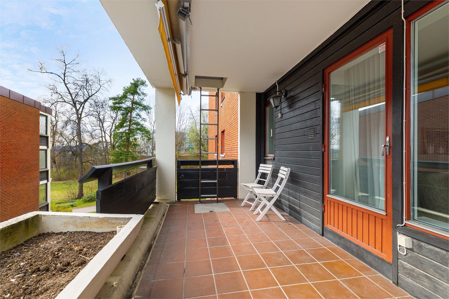 Balkongen er utstyrt med markise, utebelysning og utvendig stikkontakt.