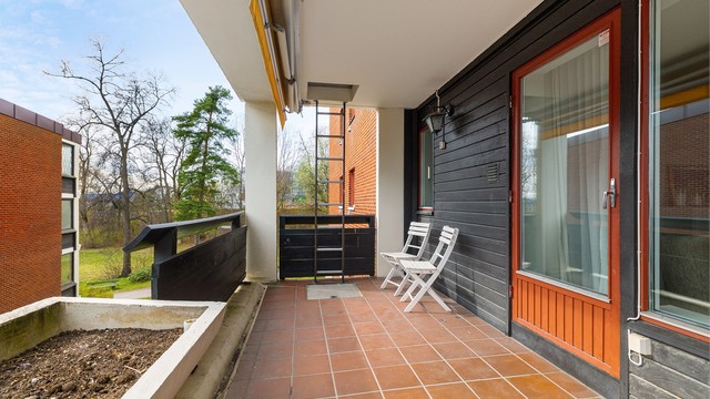 Balkongen er utstyrt med markise, utebelysning og utvendig stikkontakt.