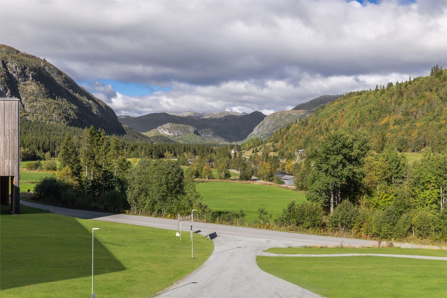 Fra eiendommen går det en gangvei med gatebelysning til sentrum, som ligger cirka 1,5 km unna. 